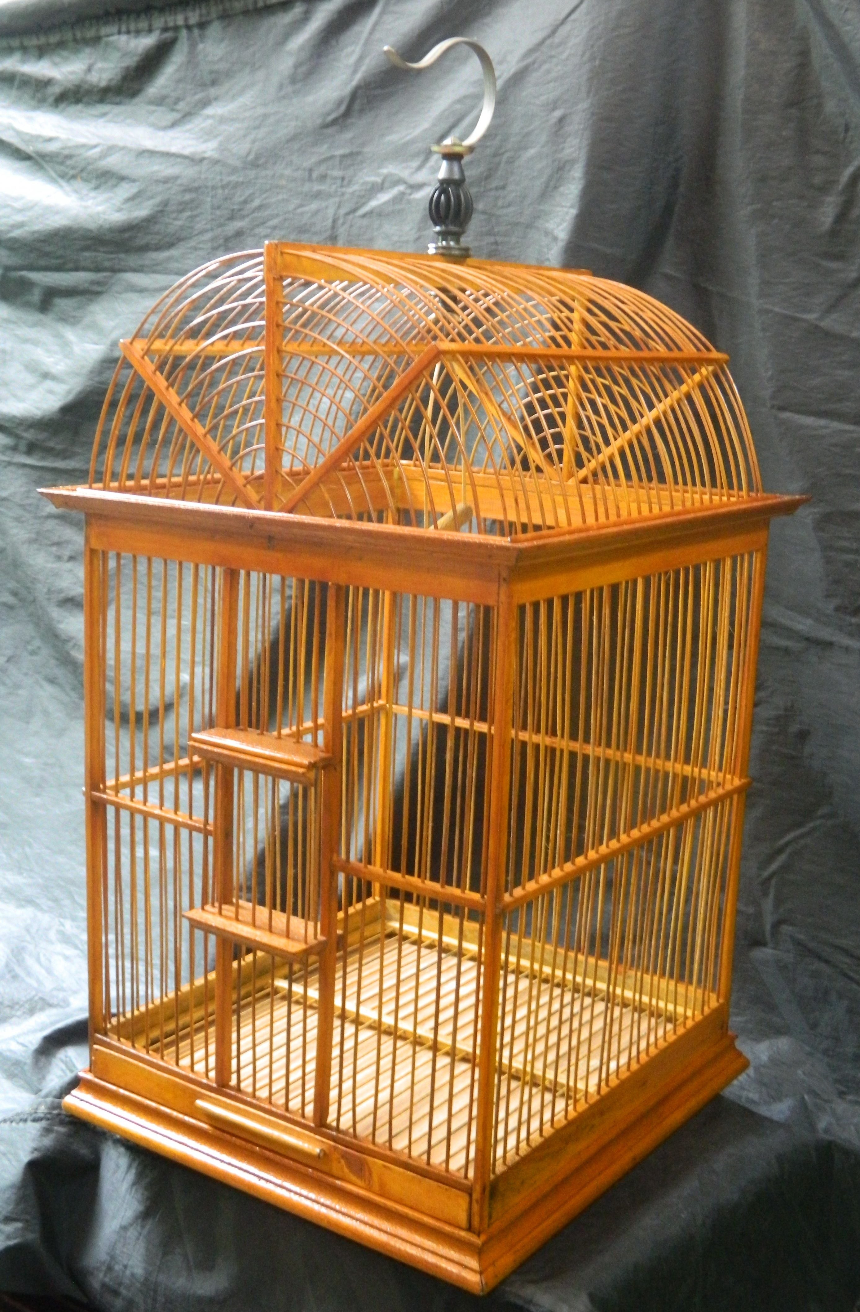 Клетка дерева. Бенилюкс клетка деревянная Wooden rearing Cage для птиц, 60*30*40 см,. Канарейка в клетке. Певчий кенар клетка. Птица в клетке.