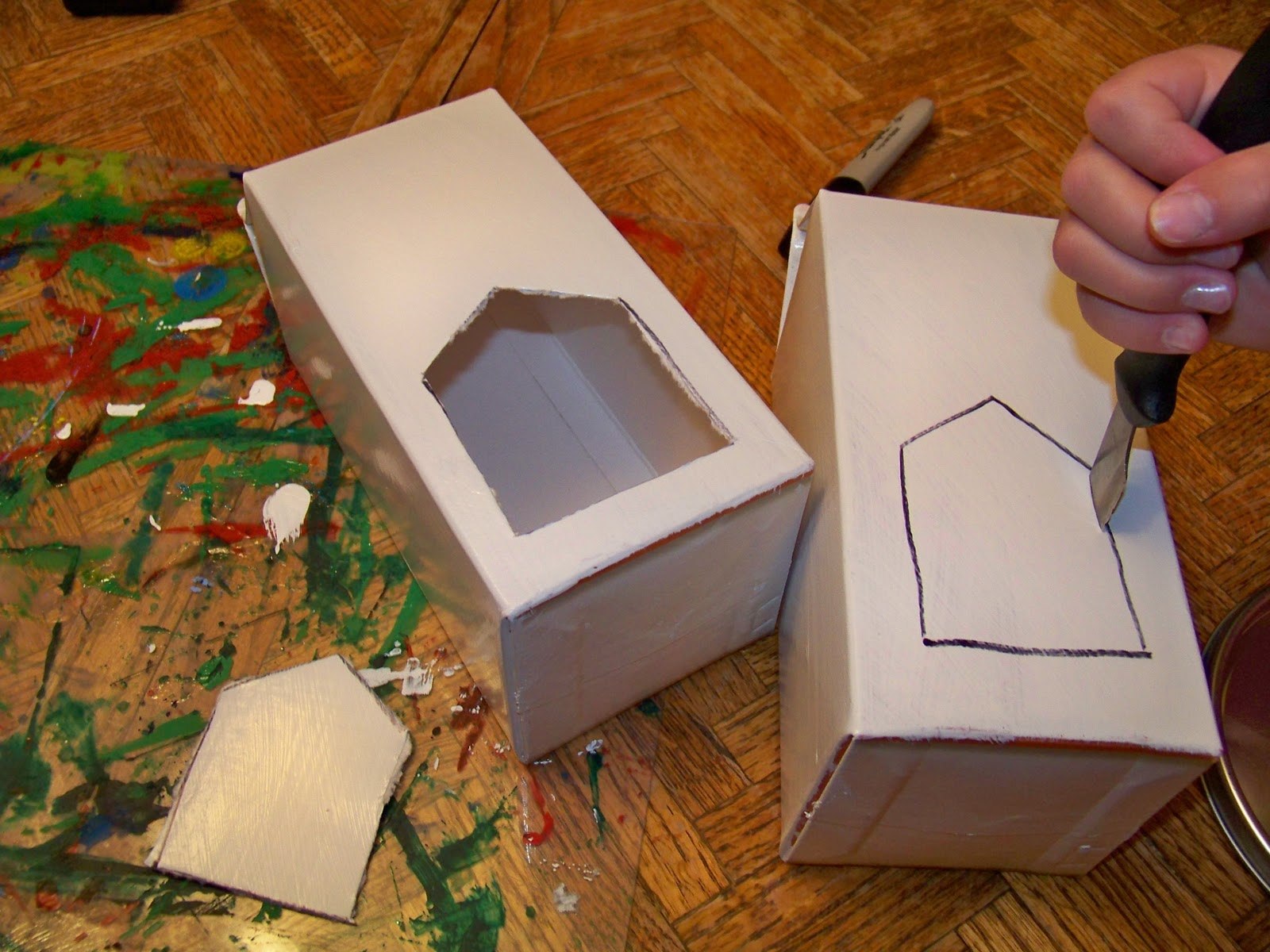 Кормушка из картонной коробки: варианты конструирования