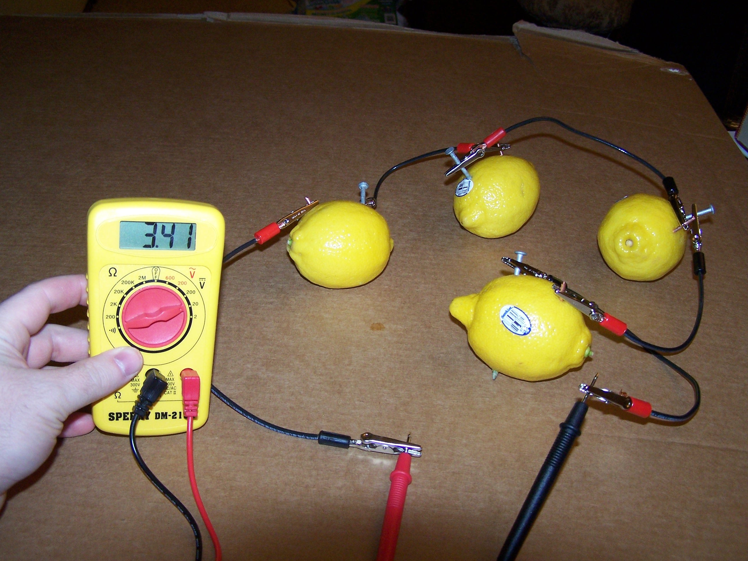 Что можно сделать из аккумулятора. Гальванический элемент с лимоном. Источник тока из лимона. Электричество из лимона. Электричество из Лимонов.