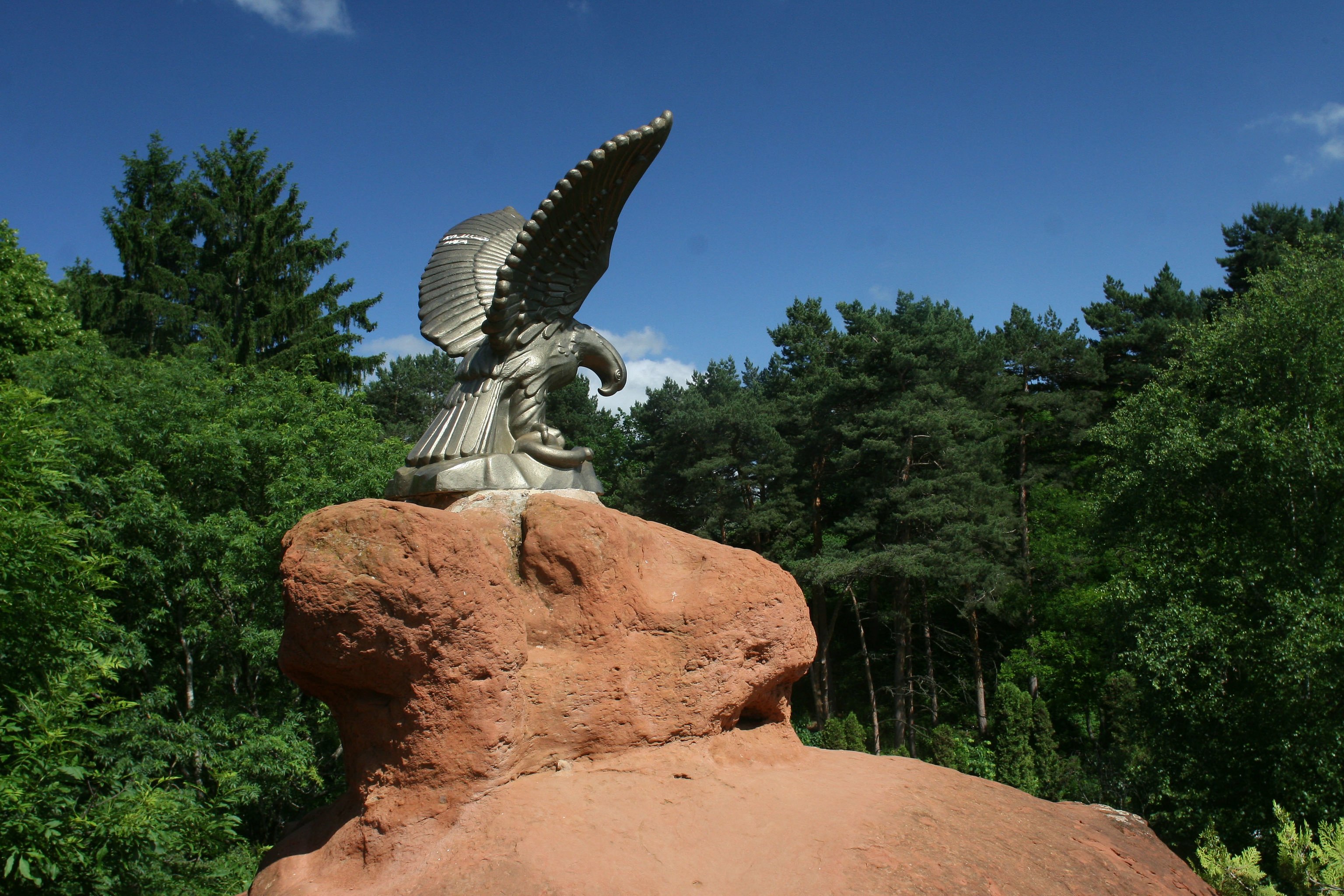 Орел на красных камнях в Кисловодске