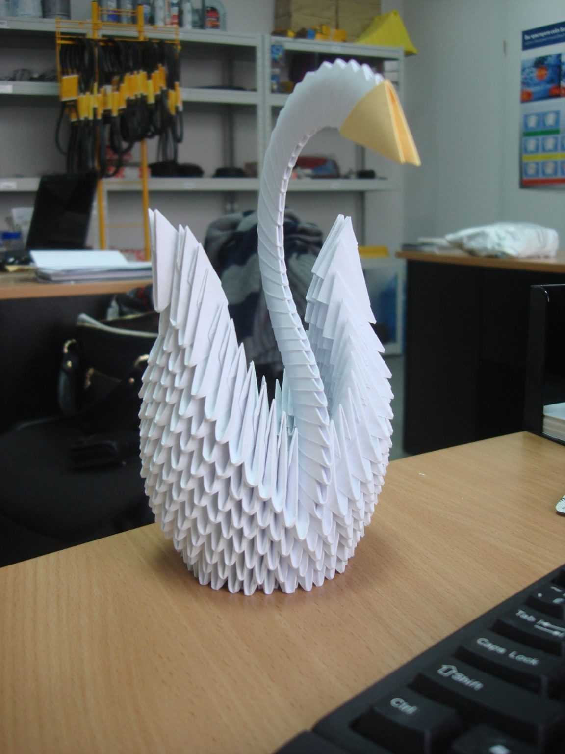 Лебеди из бумаги из модулей. Лебедь шипун оригами. Модульное оригами лебедь. Оригами лебедь а4. Поделка лебедь из бумаги.