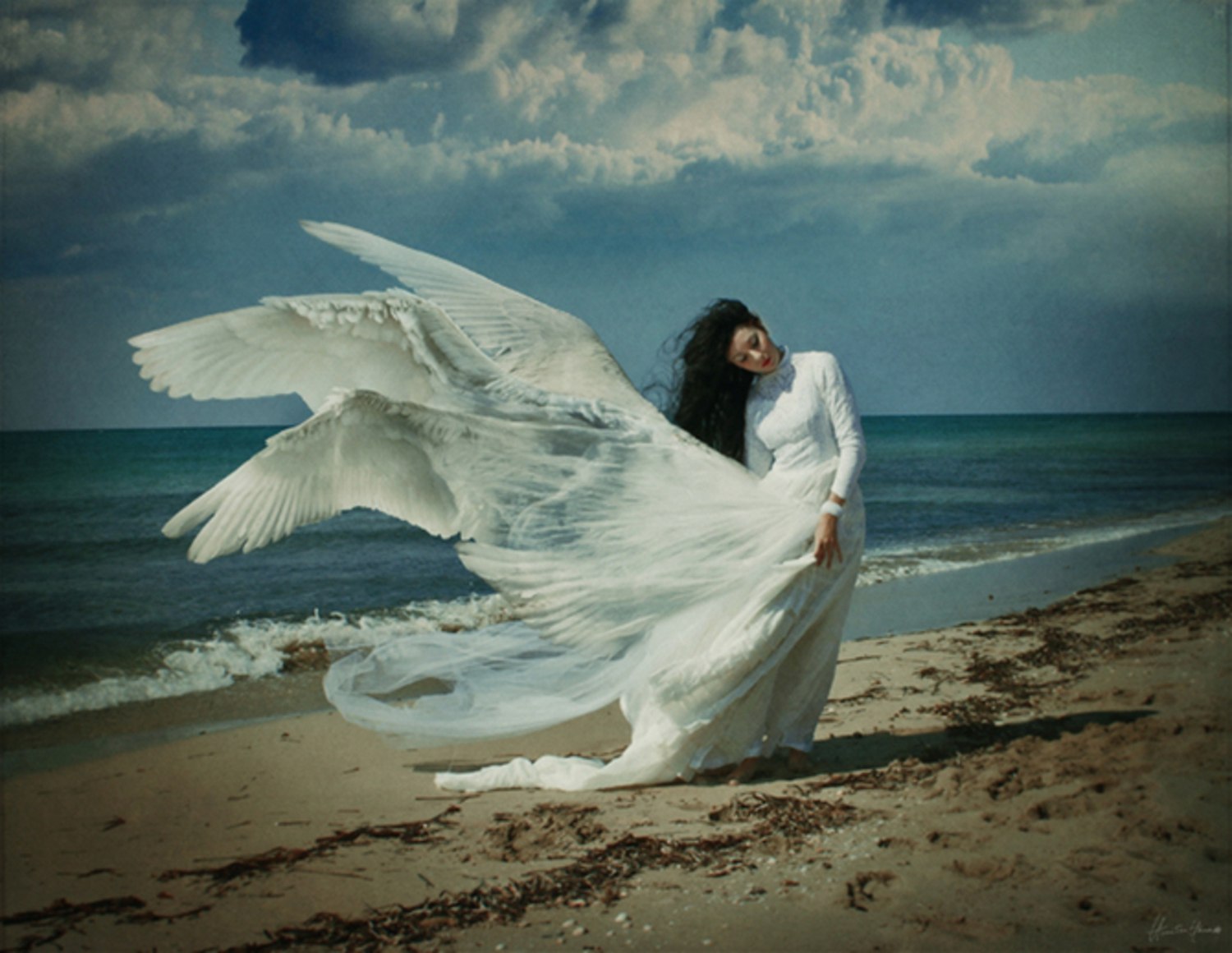 Небо небо расправь мне крылья. Женщина с крыльями. Девушка птица. Женщина птица взлетает. Девушка с крыльями у моря.