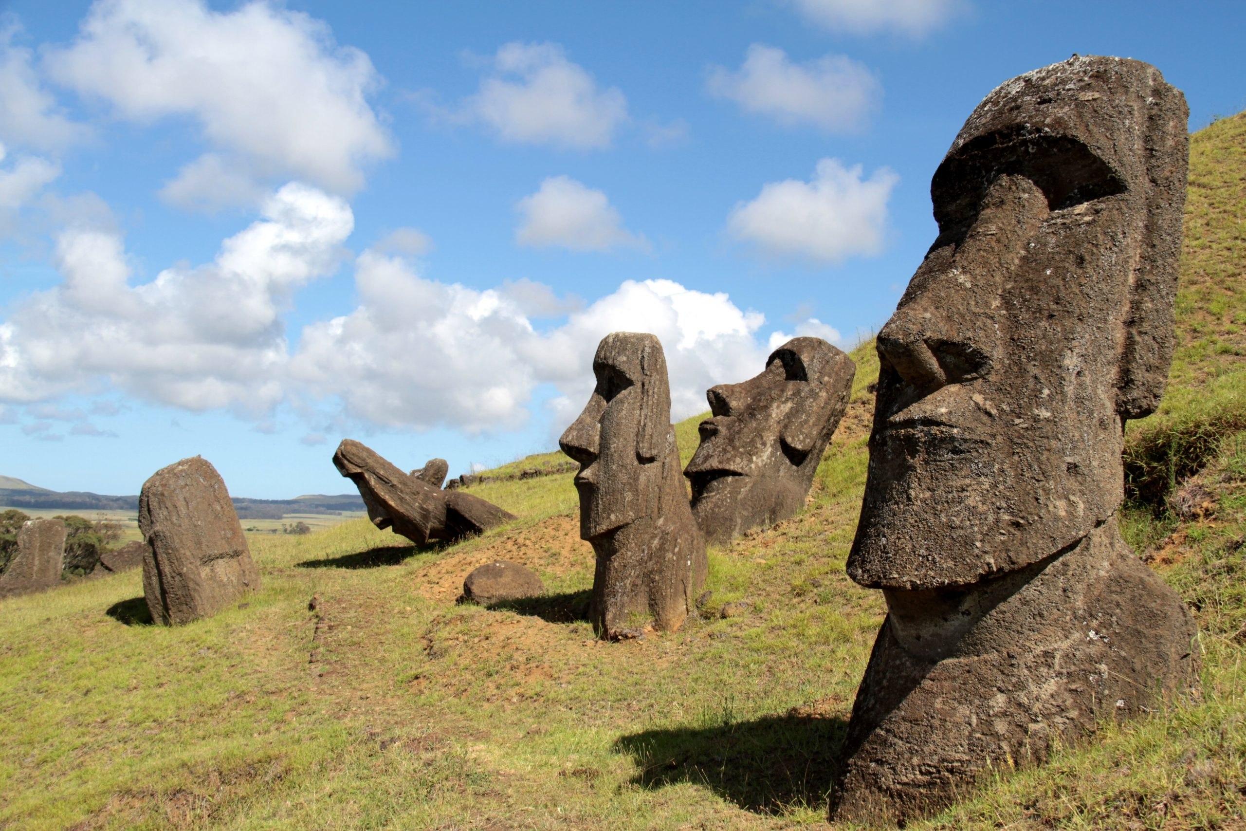 Каменные идолы. Каменные истуканы острова Пасхи. Каменные статуи острова Пасхи. Остров Пасхи статуи Моаи. Истуканы Рапа-Нуи остров Пасхи.