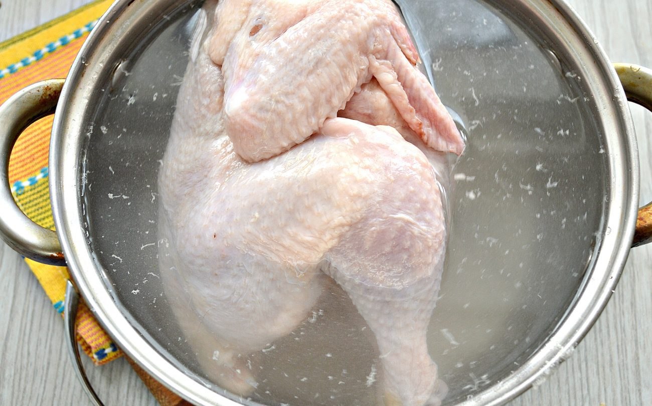 Сколько варить курицу для супа после. Курица варится. Курица в кастрюле. Курица для варки. Бульон с курицей.