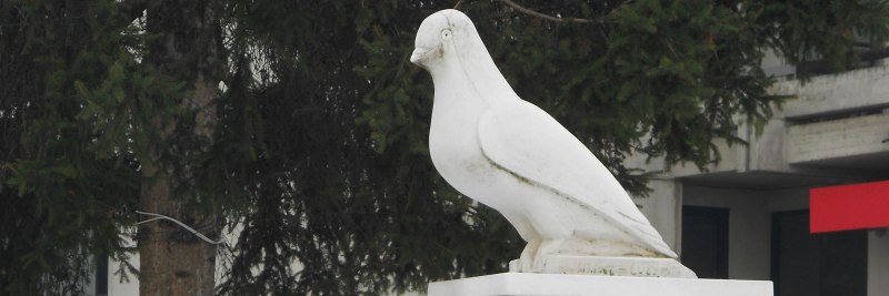 Памятник голубям во Франции