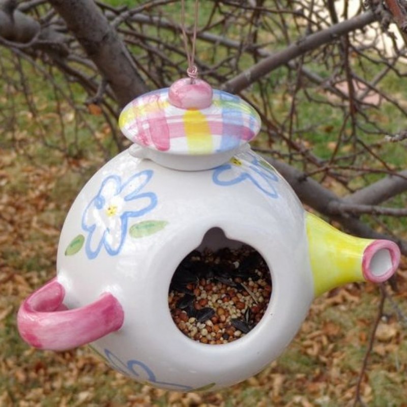Кормушка из чайника для птиц