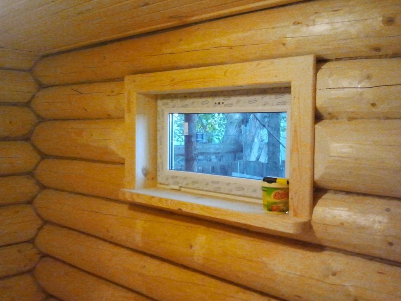 Капельник окна в срубе из бревна