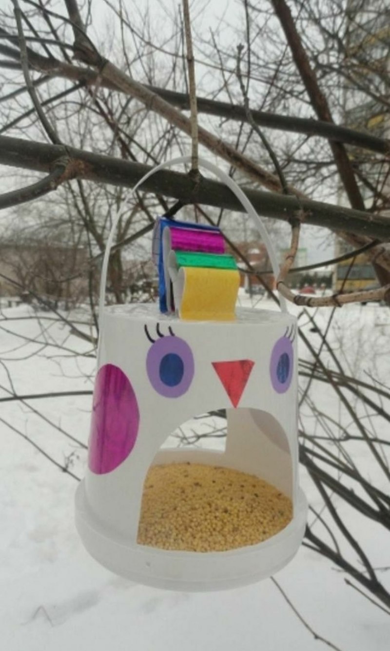 Деревянная кормушка для птиц