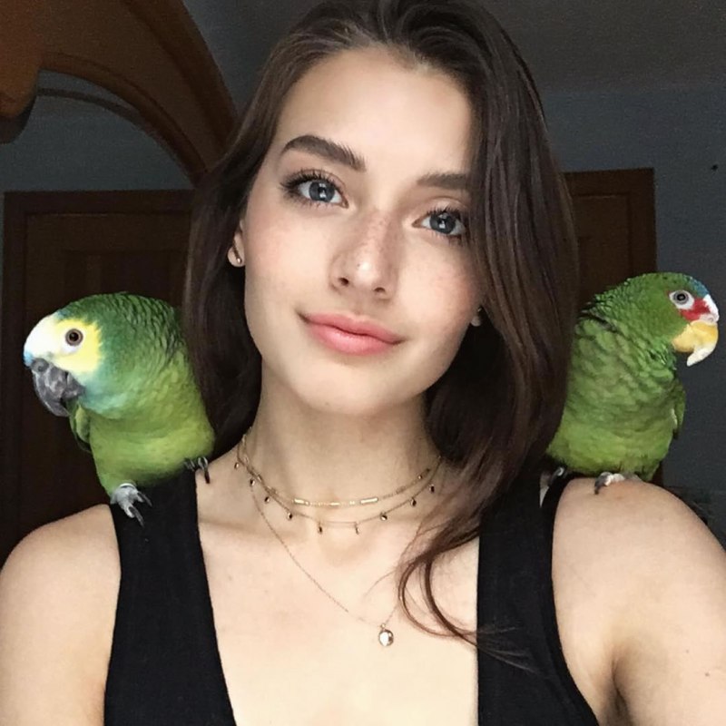 Джессика Клементс с попугаем