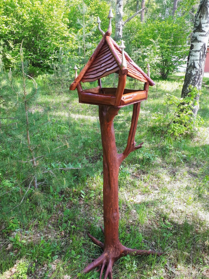 Кормушка для птиц на стойке из дерева