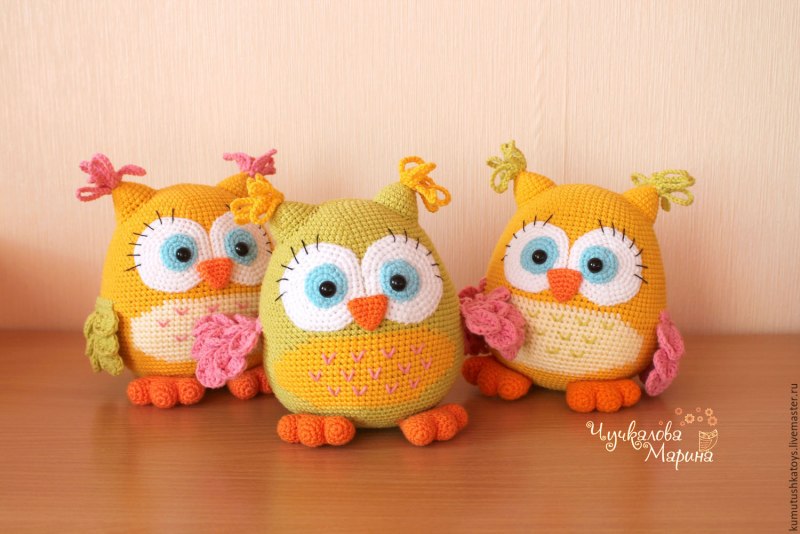 Игрушка амигуруми «Совушка в кедах»