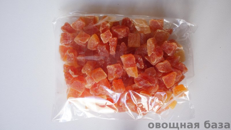 Девушка с сухофруктами