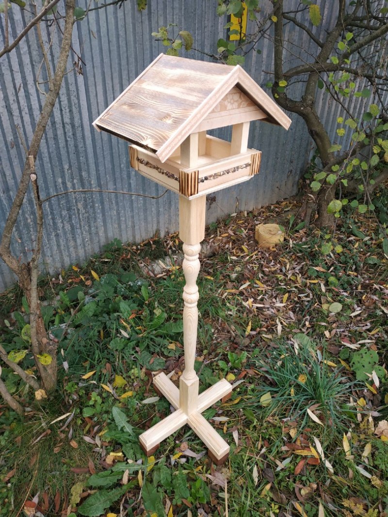 Кормушка для птиц на подставке