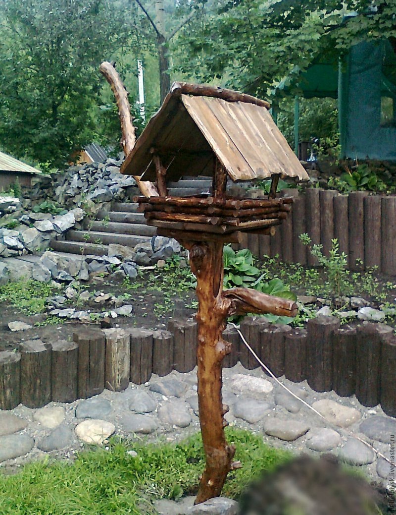 Кормушка для птиц на пне