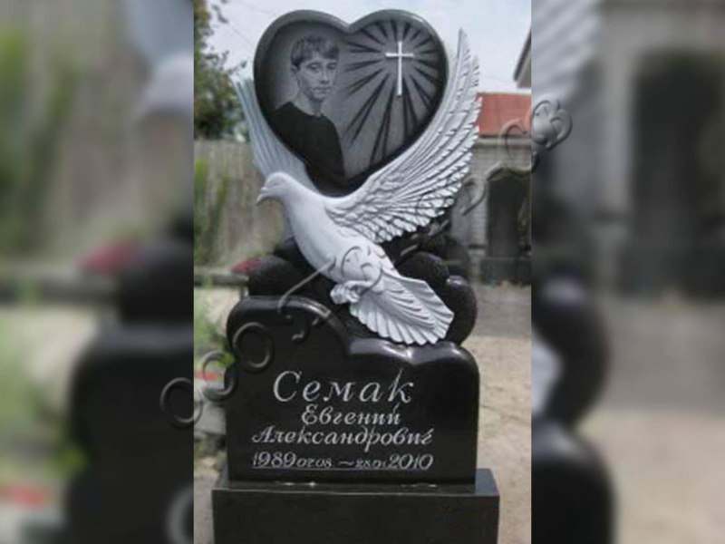 Голуби на памятник