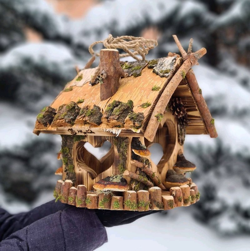 Деревянная кормушка