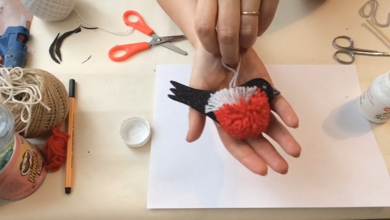 Снегирь из ниток своими руками