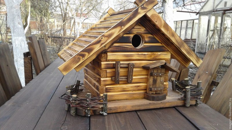 Скворечник из дерева