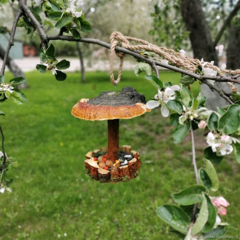 Кормушка для птиц из веточек