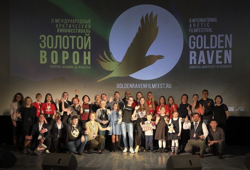 Ворона на асфальте