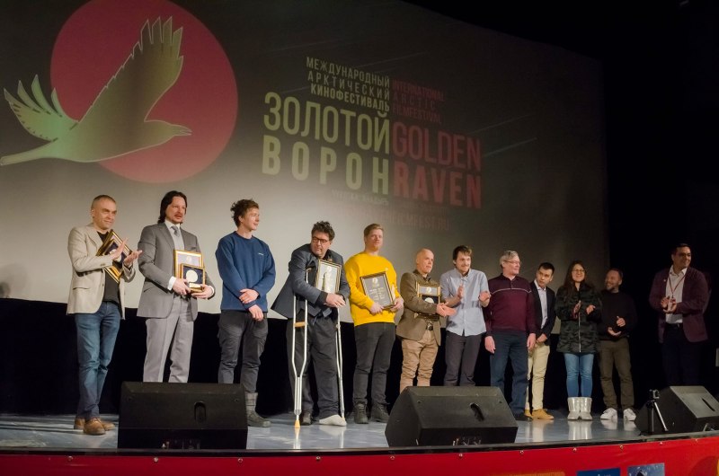 Огромный ворон
