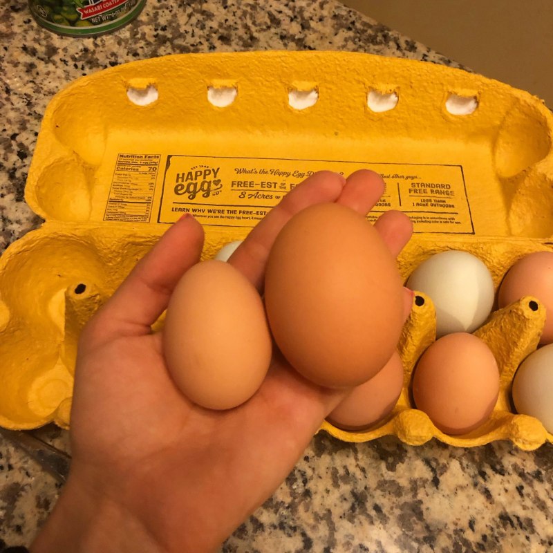 Розовые куриные яйца