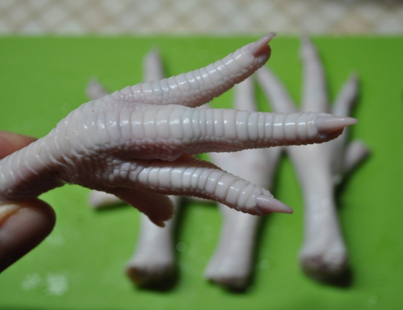Куриные лапки красивые