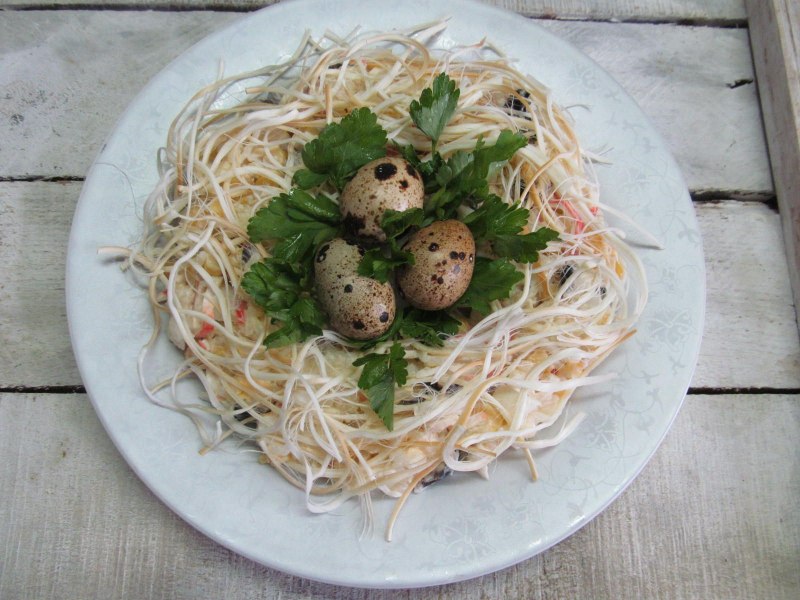 Салат гнездо глухаря с курицей и сухариками