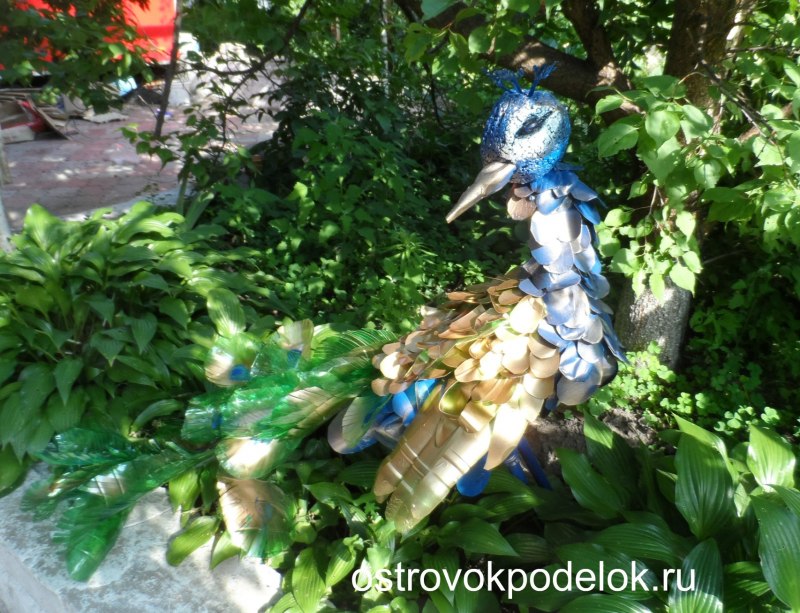 Аисты для сада из пластиковых бутылок