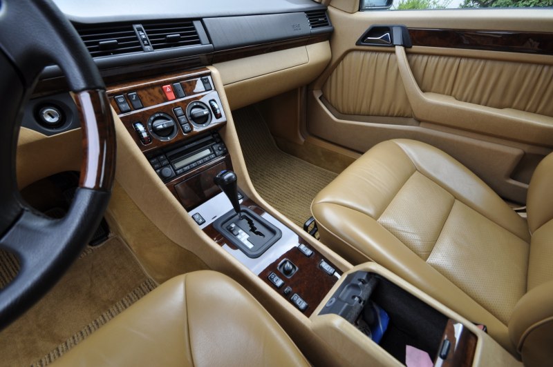 Мерседес Бенц w124 купе салон