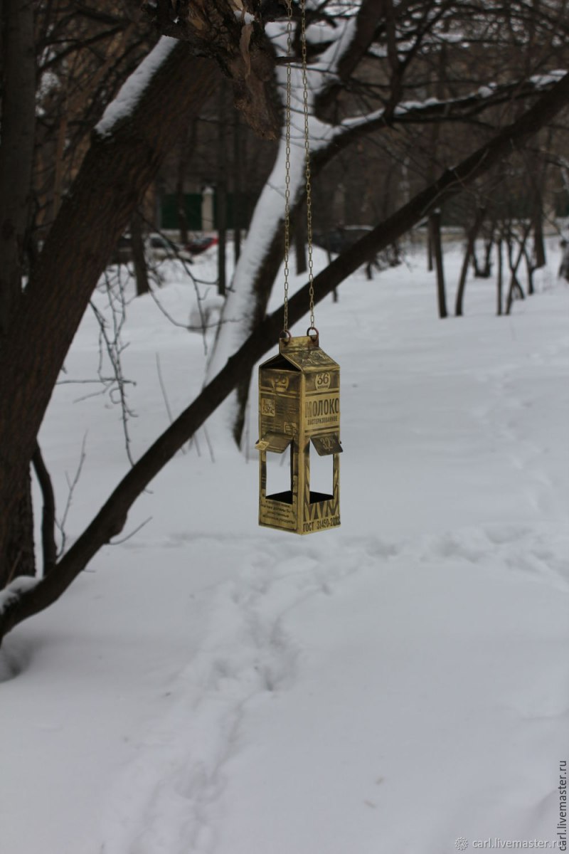 Картонная кормушка