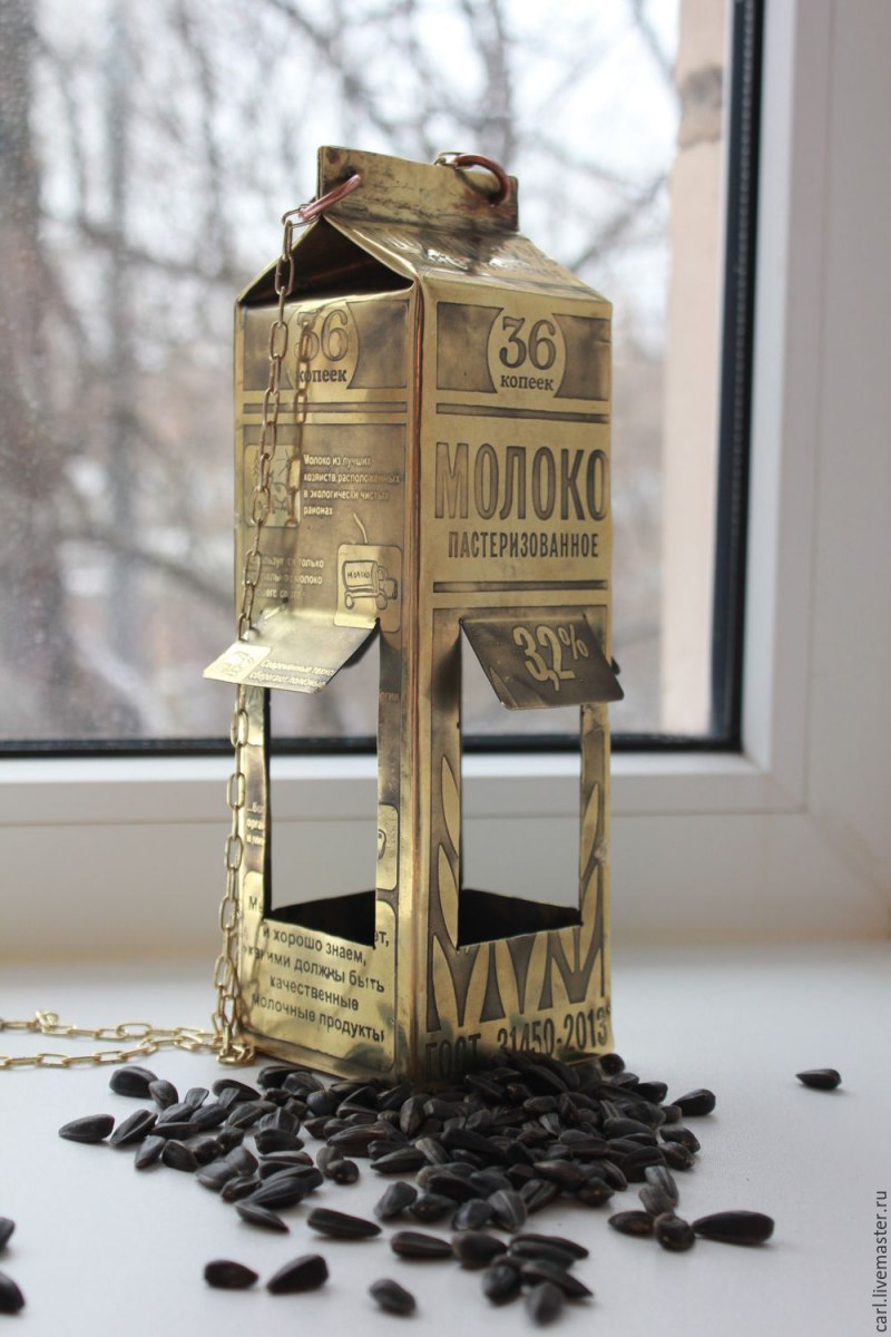 Кормушка для птиц из пакета молока