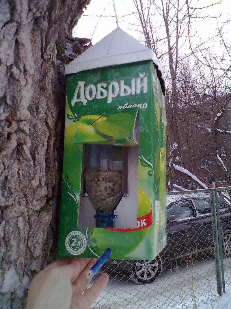 Кормушка для птиц из коробки