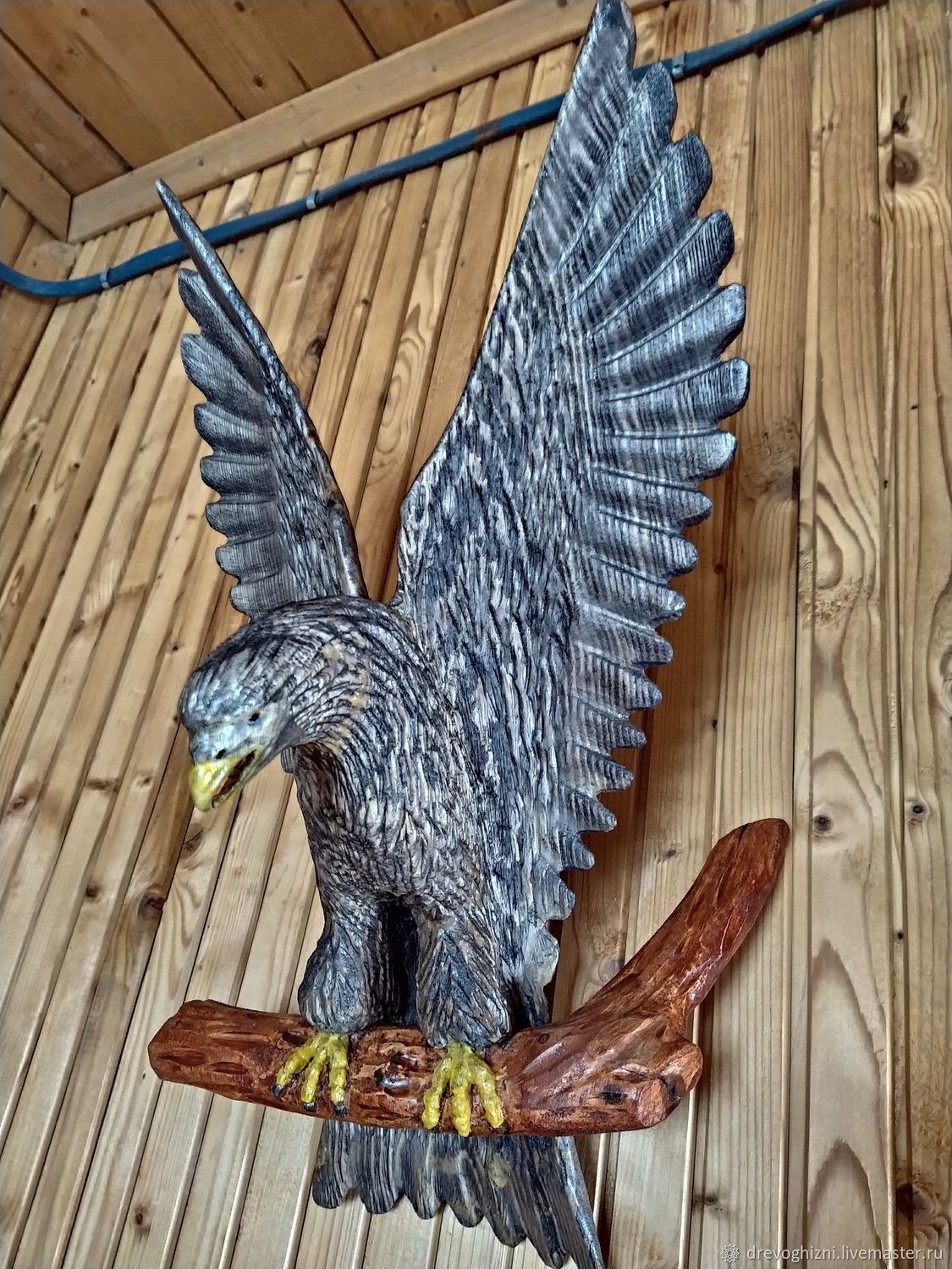 Ручной орел купить. Деревянные фигуры. Резной Орел из дерева. Деревянная скульптура орла. Орел вырезанный из дерева.