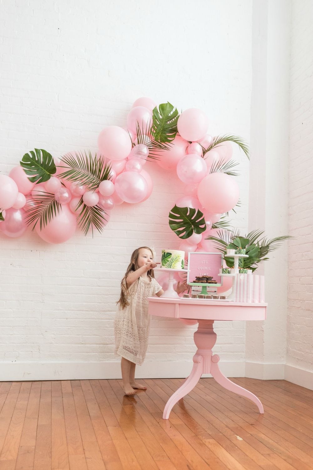 Маленькая фотозона. Фотозона для девочки. Фотозона в розовом стиле. Фотозона с шарами. Фотозона в стиле Фламинго.