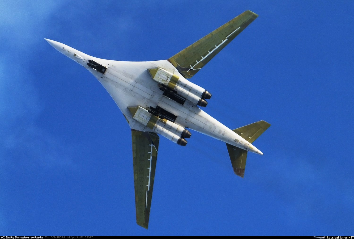 Самолет бомбардировщик россии. Ту-160м белый лебедь. Бомбардировщик белый лебедь ту 160. Стратегический сверхзвуковой ракетоносец-бомбардировщик ту-160. Ту-160м2.