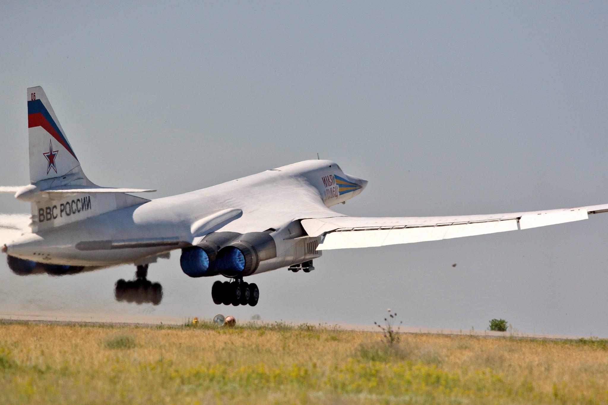 Ту 160м сколько. Ту-160м белый лебедь. Ту-160 белый лебедь. Белый лебедь самолет ту 160. Ту-160m2.