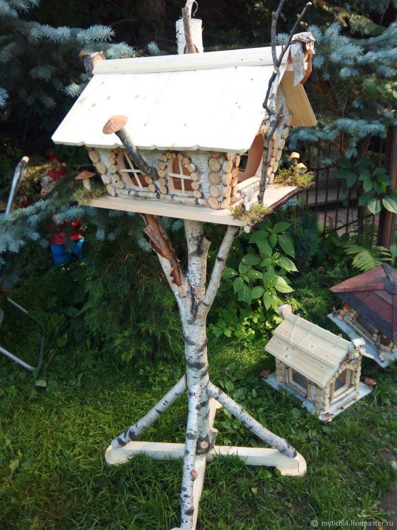 Кормушка для птиц из березы
