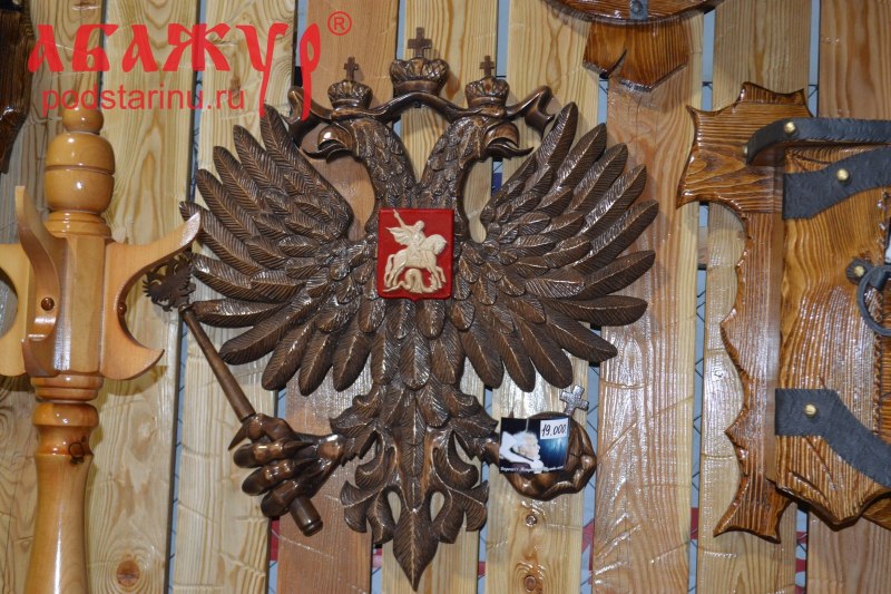 Герб Орел на деревянном Старом доме