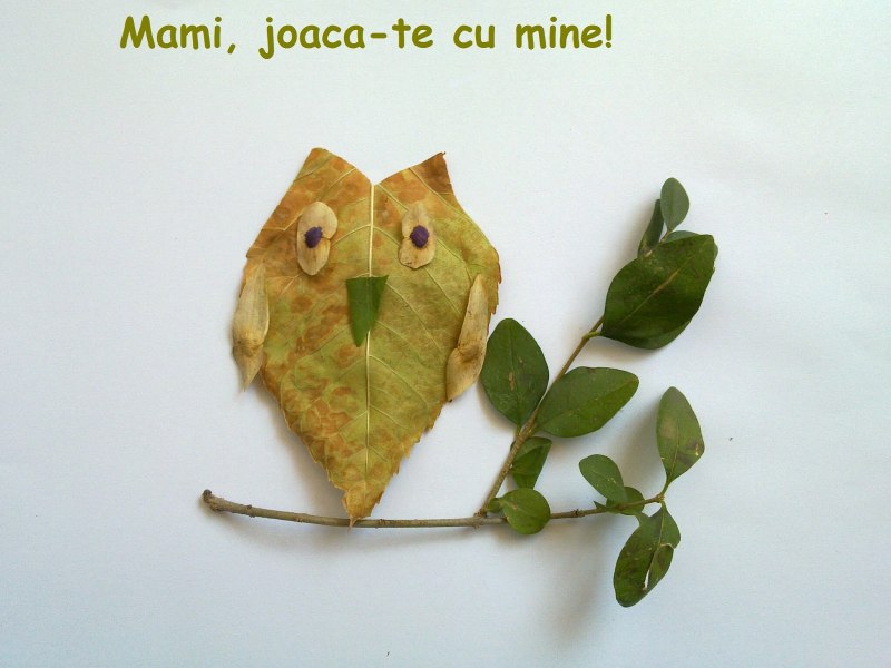 Сова из листьев на ветке