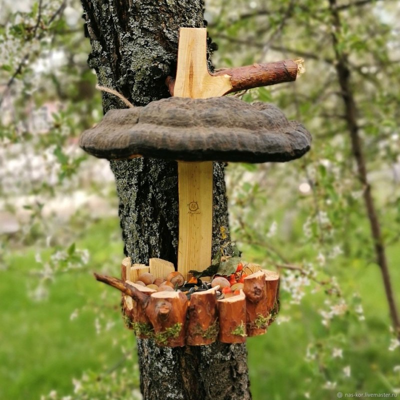 Красивые кормушки для птиц на стойке