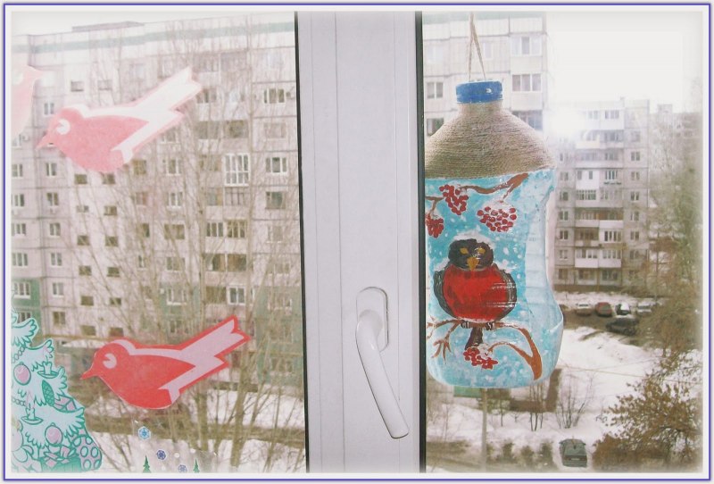 Бутылка для птиц на окне