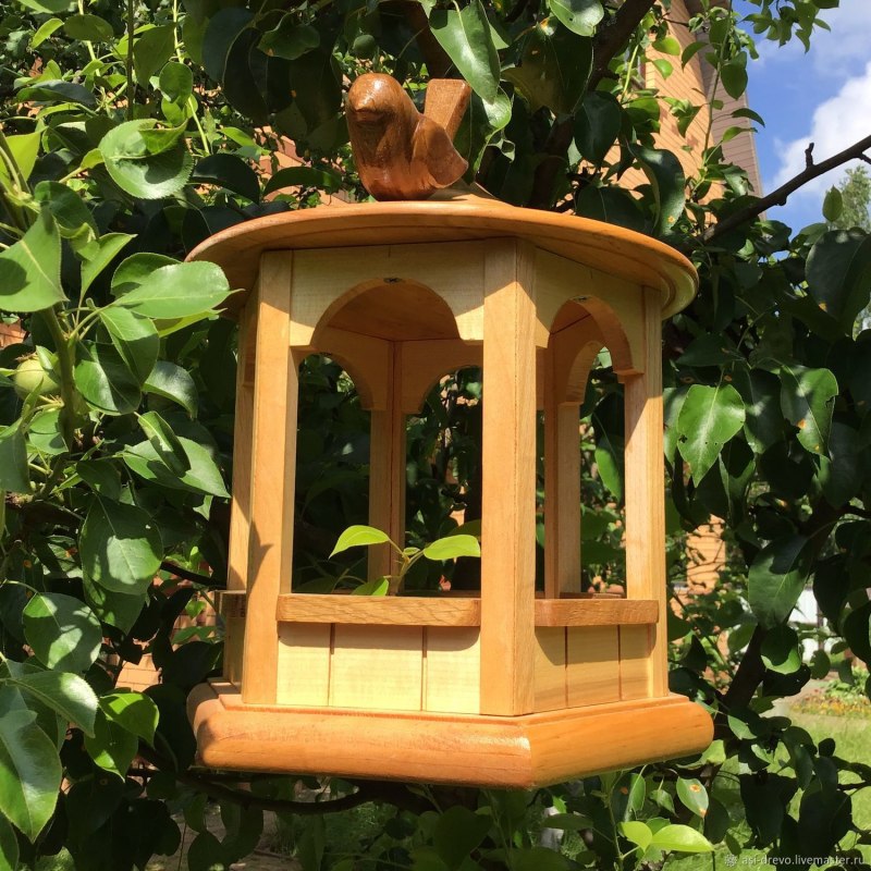 Кормушка для птиц из дерева