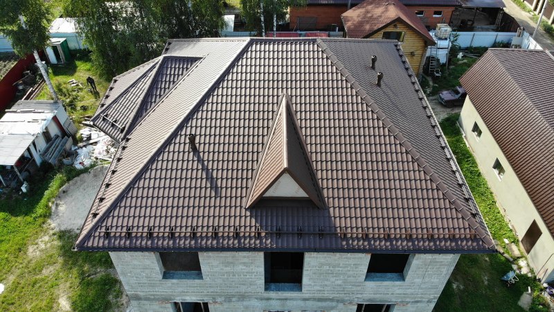 Вальмовая крыша металлочерепица Каскад