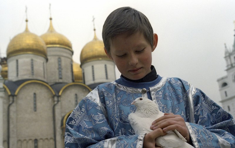Дети рядом с храмом