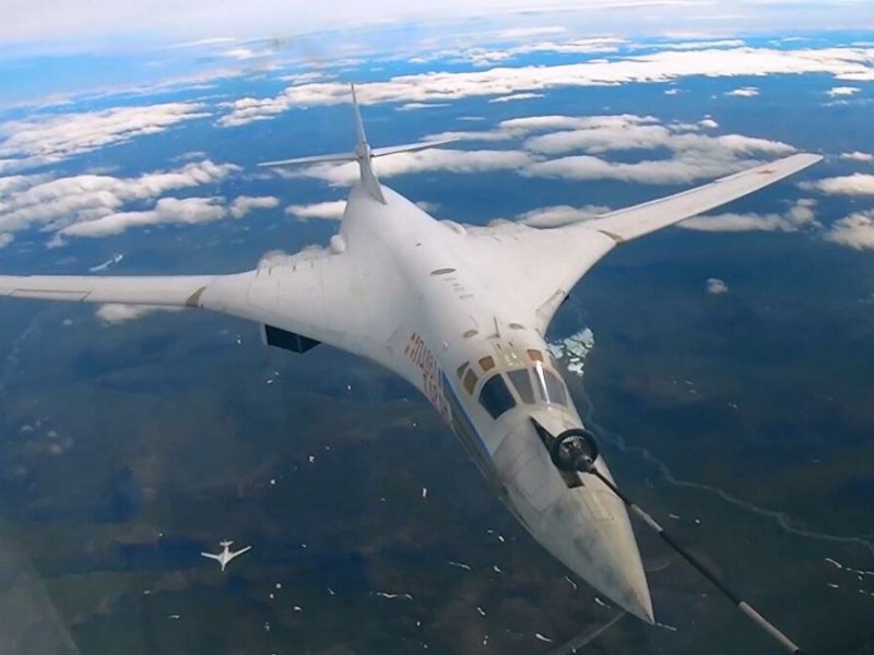 Белый лебедь бомбардировщик ту-160