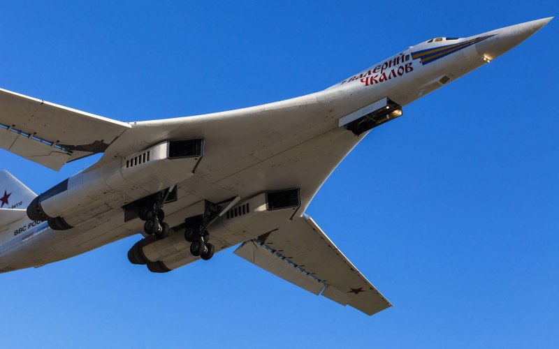 Стратегический бомбардировщик ту-160 белый лебедь