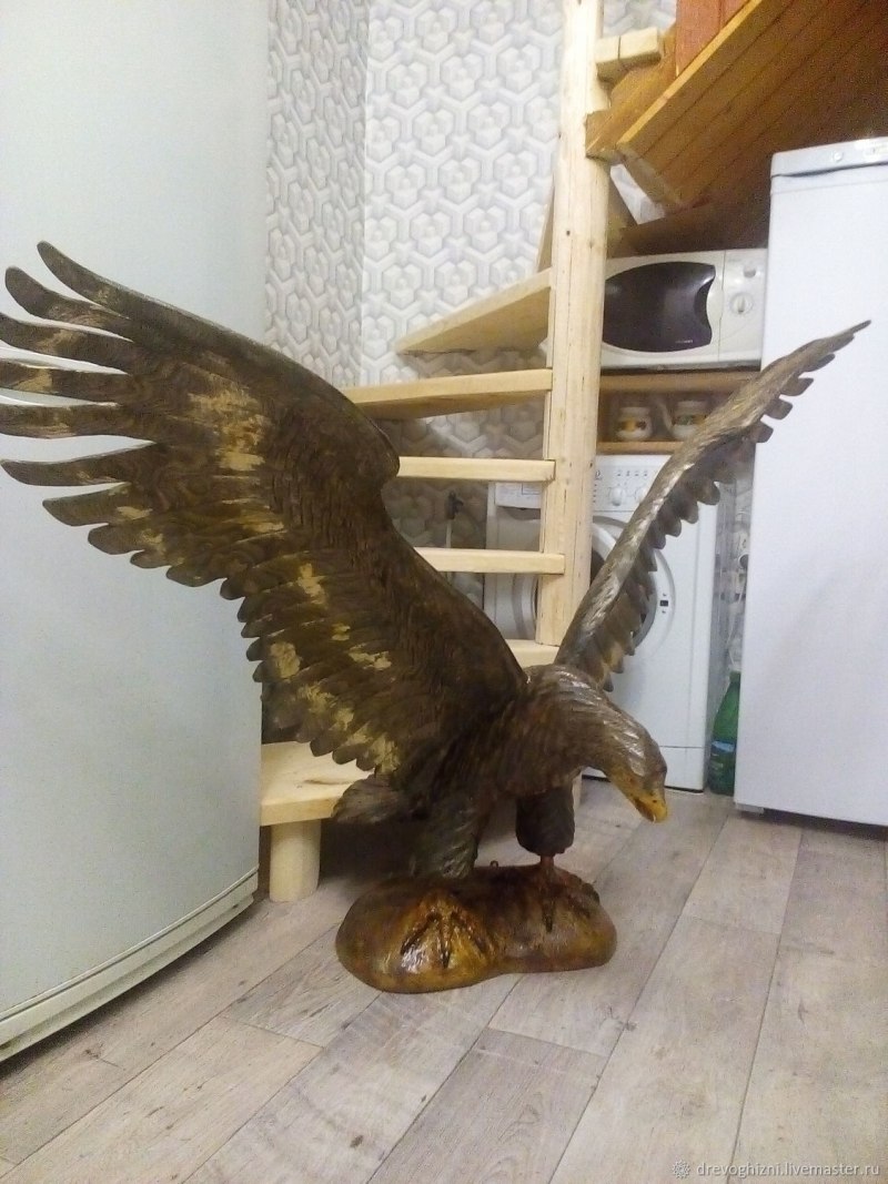 Фигура орла из дерева
