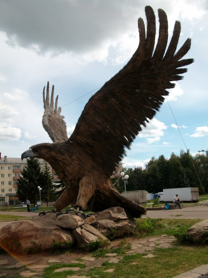 Город Братск статуя орла