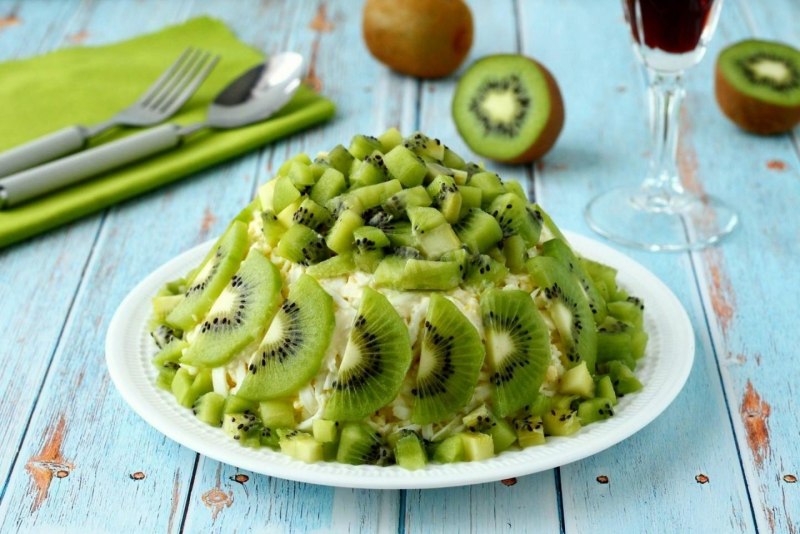 Изумрудный салат с киви и курицей